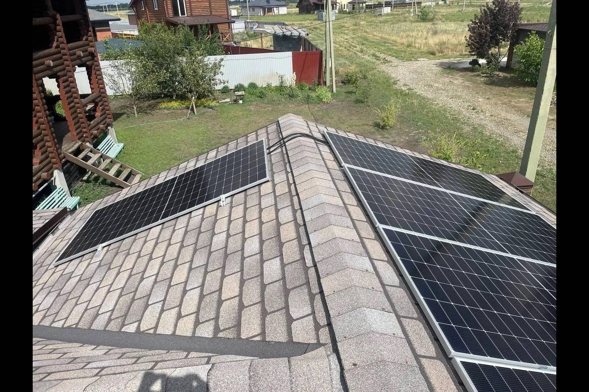 Солнечные панели на крыше дома в станице Ольгинская